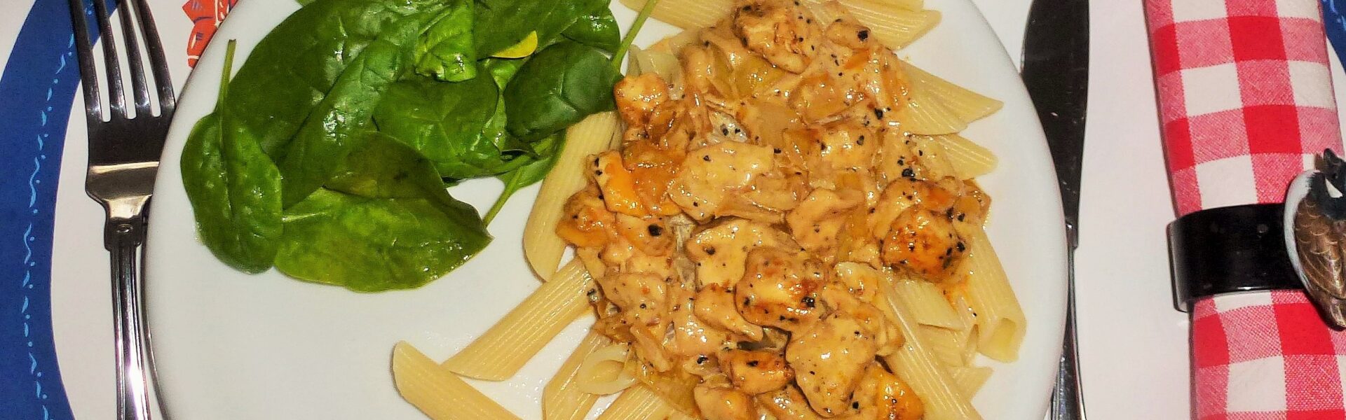 Vår pasta med delikat äggsvampröra och spenatblad.